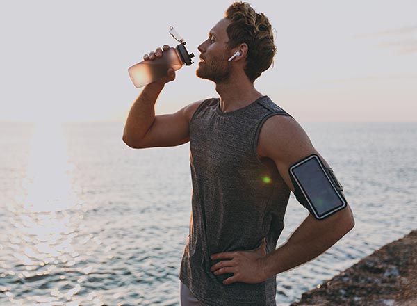 Runner s'hydratant