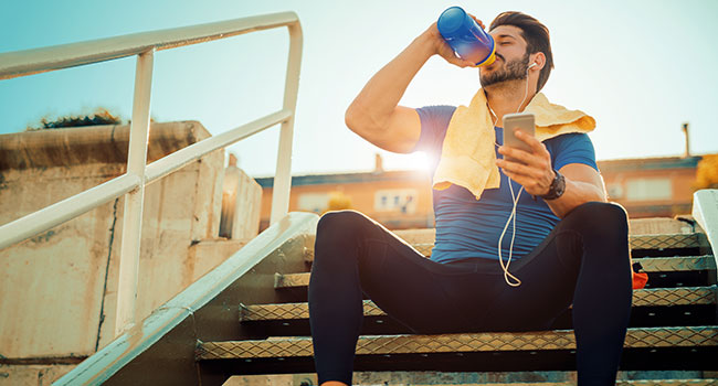 Sportif qui consomme des BCAA dans un shaker après sa séance