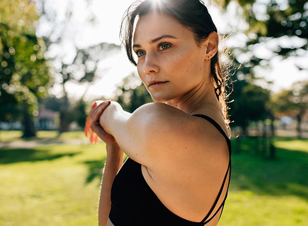 Jeune femme sportive faisant des étirements