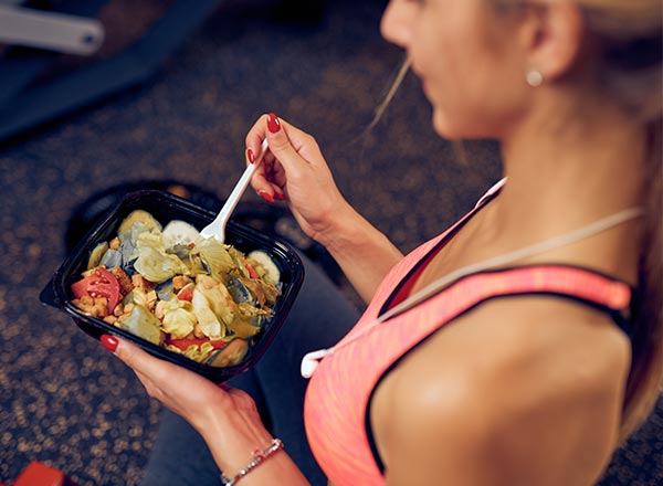 jeune femme mangeant une salade