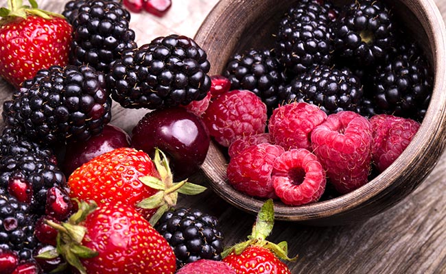 Assortiment savoureux de fraises, framboises et mûres, fruits à la quantité de sucre limitée